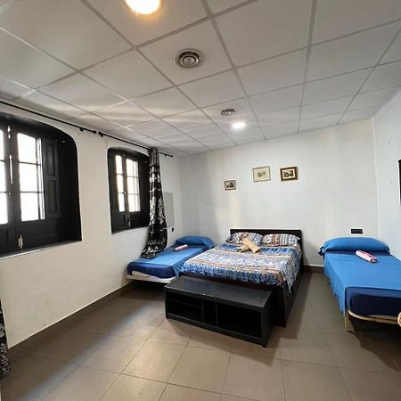Hostal Milan Аликанте Экстерьер фото A room at the hostel