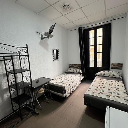 Hostal Milan Аликанте Экстерьер фото A typical hostel room in Spain