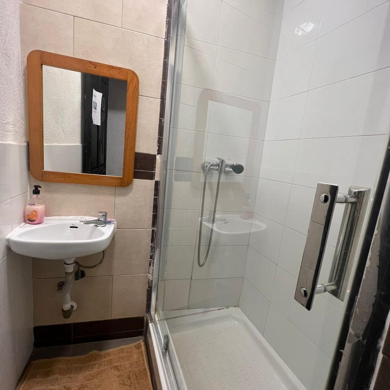 Hostal Milan Аликанте Экстерьер фото A shower cubicle