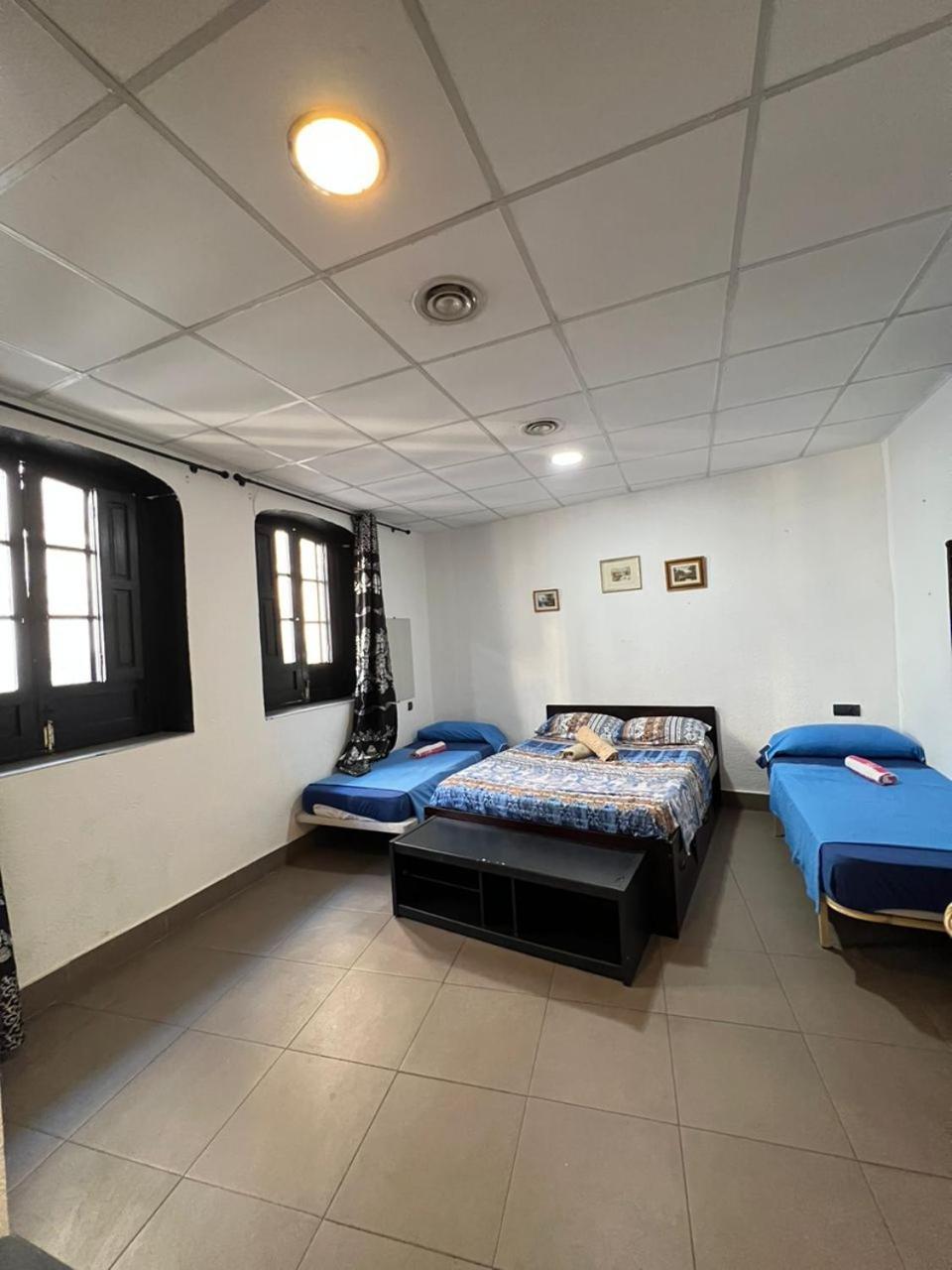 Hostal Milan Аликанте Экстерьер фото A room at the hostel