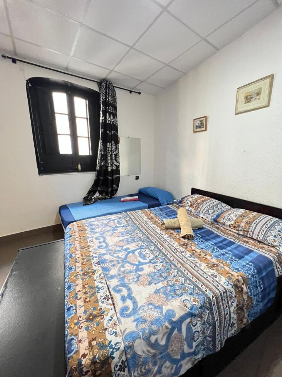 Hostal Milan Аликанте Экстерьер фото A bedroom in a guest house in India