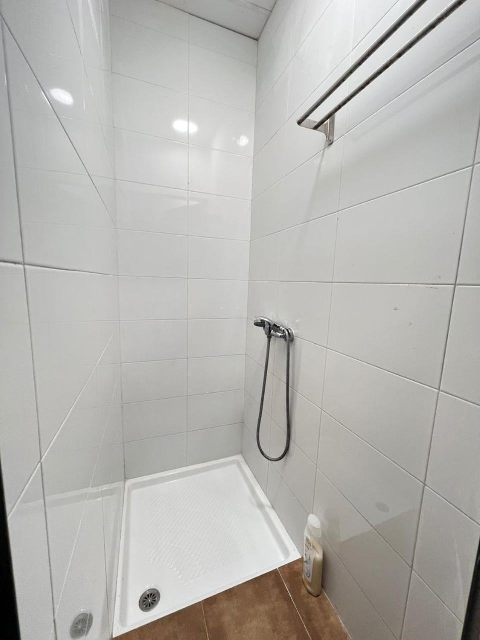 Hostal Milan Аликанте Экстерьер фото A shower