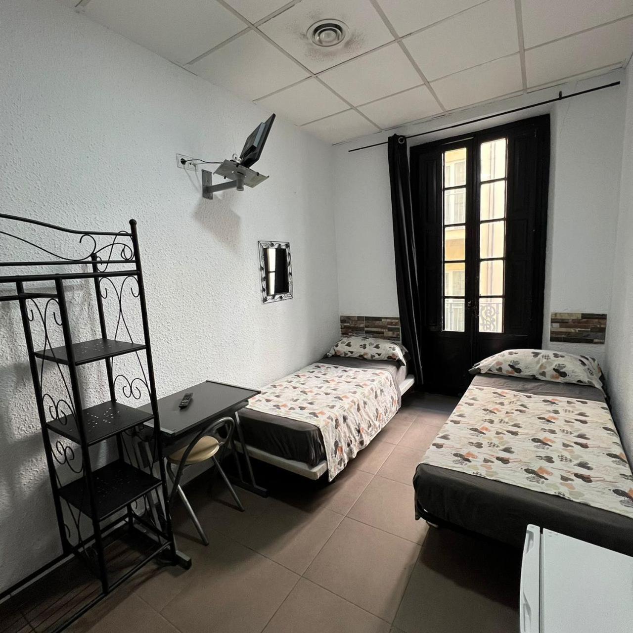 Hostal Milan Аликанте Экстерьер фото A typical hostel room in Spain