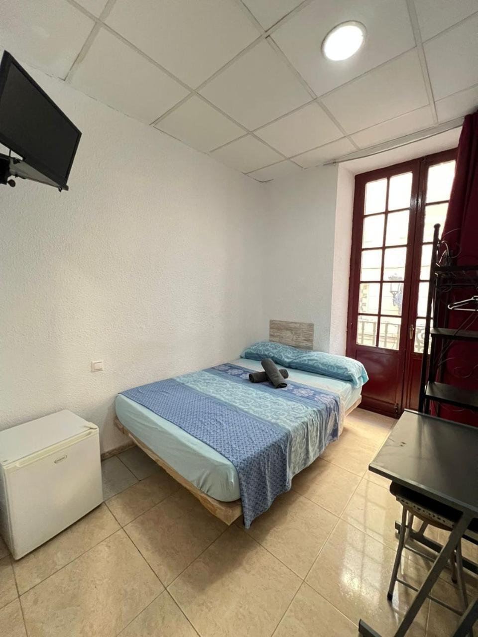 Hostal Milan Аликанте Экстерьер фото A room at the hostel