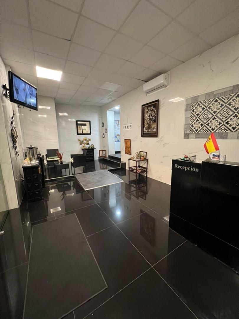 Hostal Milan Аликанте Экстерьер фото Reception