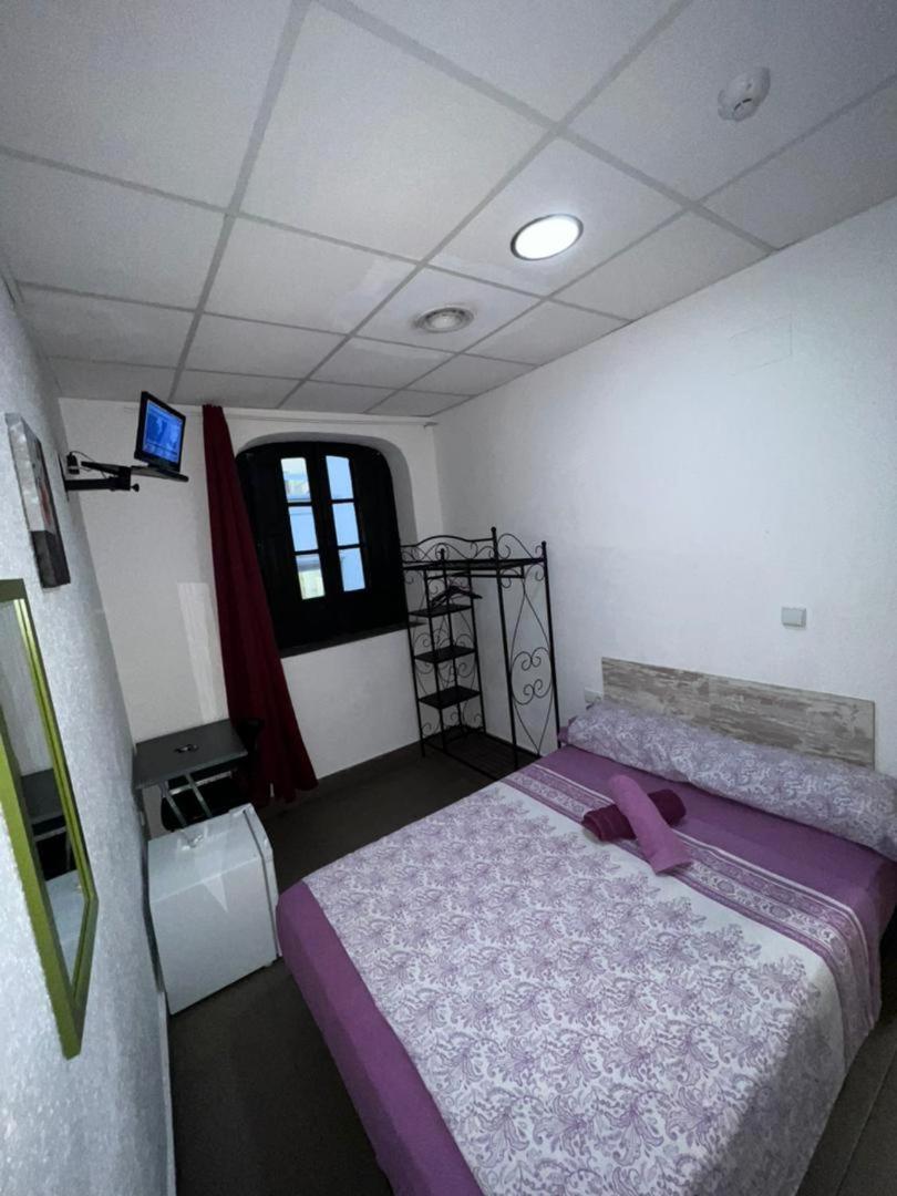 Hostal Milan Аликанте Экстерьер фото A room at the hotel