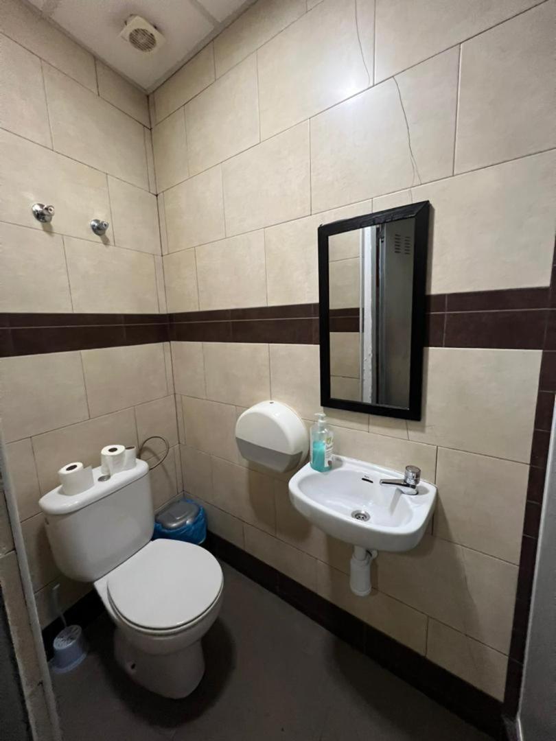 Hostal Milan Аликанте Экстерьер фото Bathroom in a hotel