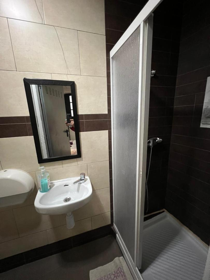 Hostal Milan Аликанте Экстерьер фото Bathroom in a hotel