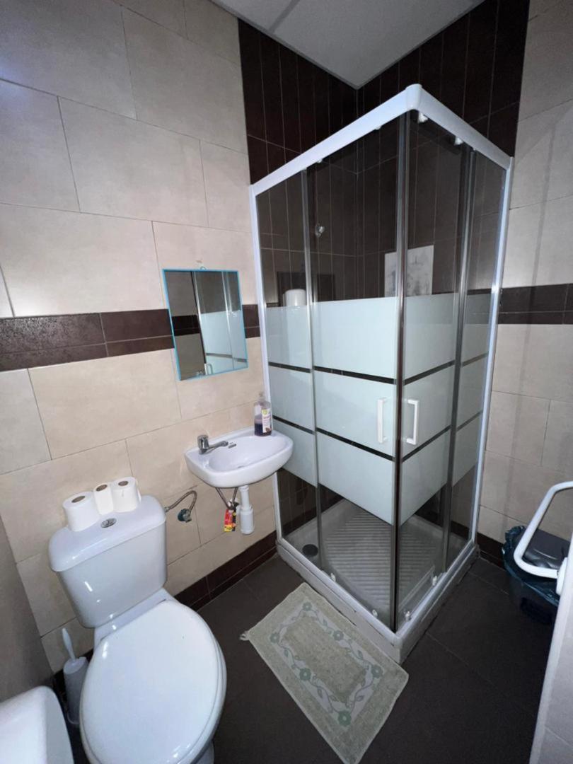 Hostal Milan Аликанте Экстерьер фото A shower cubicle