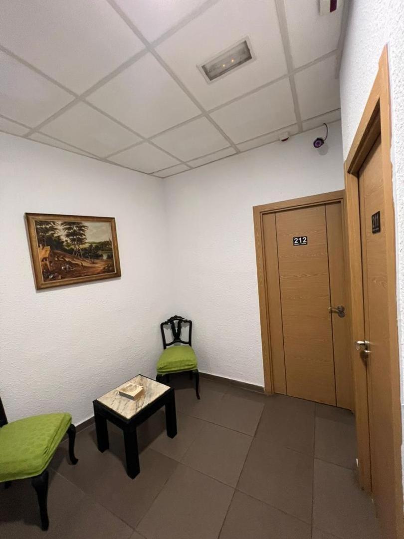 Hostal Milan Аликанте Экстерьер фото The waiting room of a doctor's office
