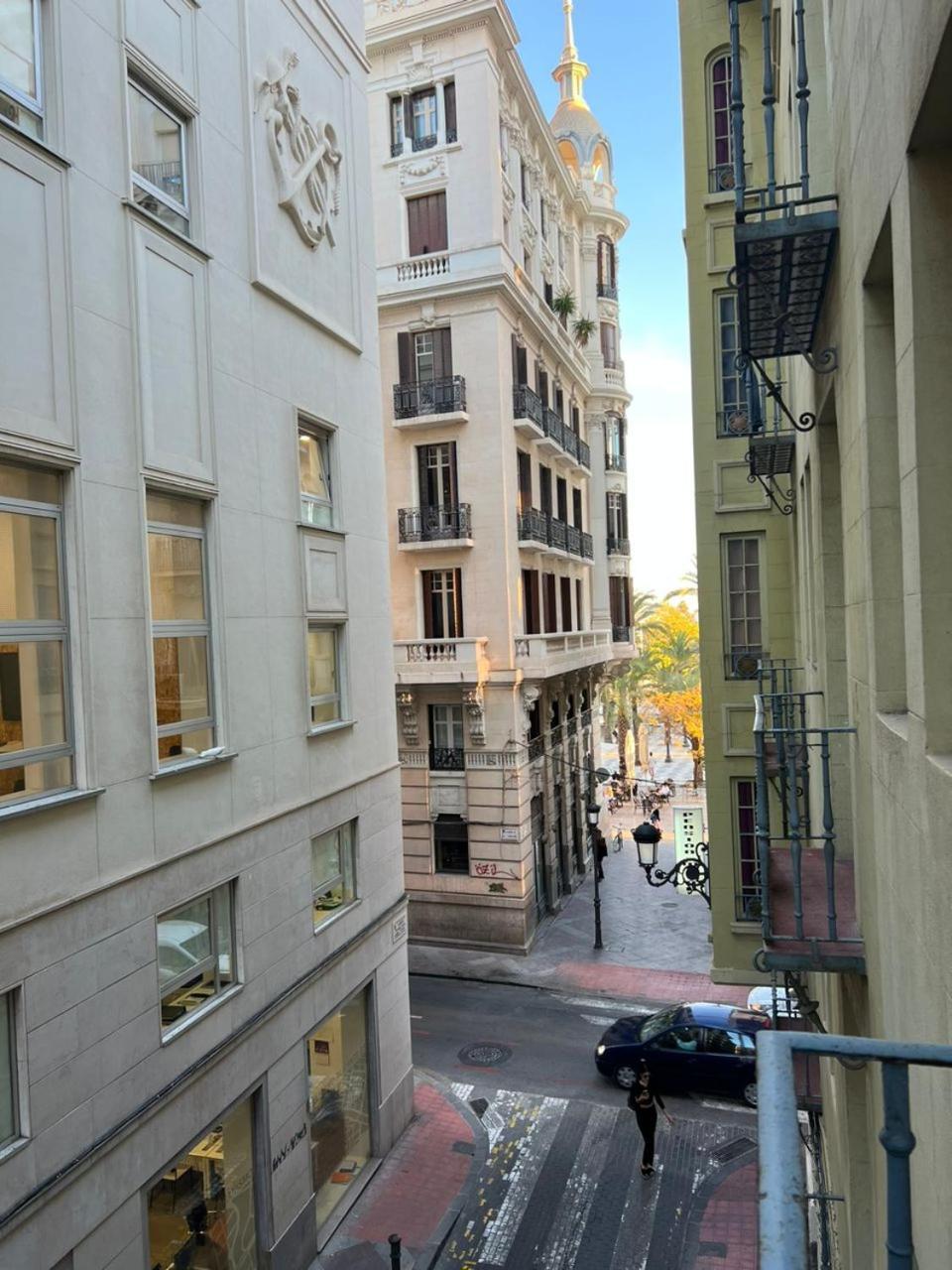 Hostal Milan Аликанте Экстерьер фото The narrow streets of the quarter