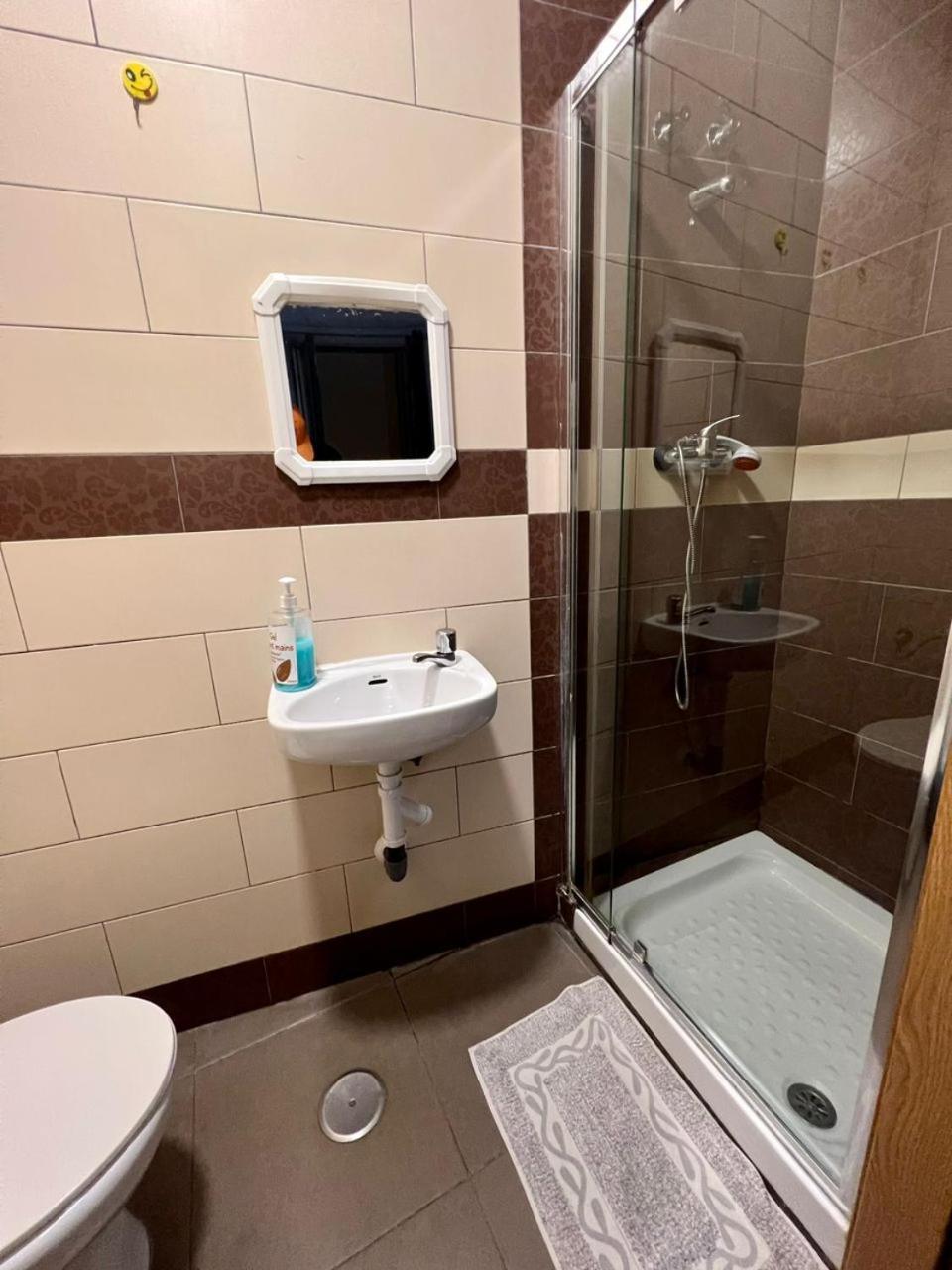 Hostal Milan Аликанте Экстерьер фото A shower cubicle