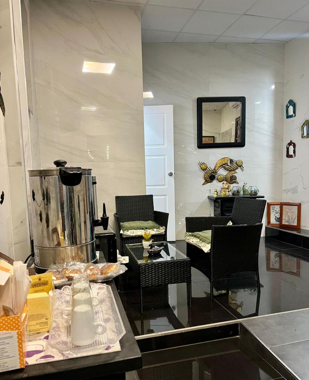 Hostal Milan Аликанте Экстерьер фото A coffee break