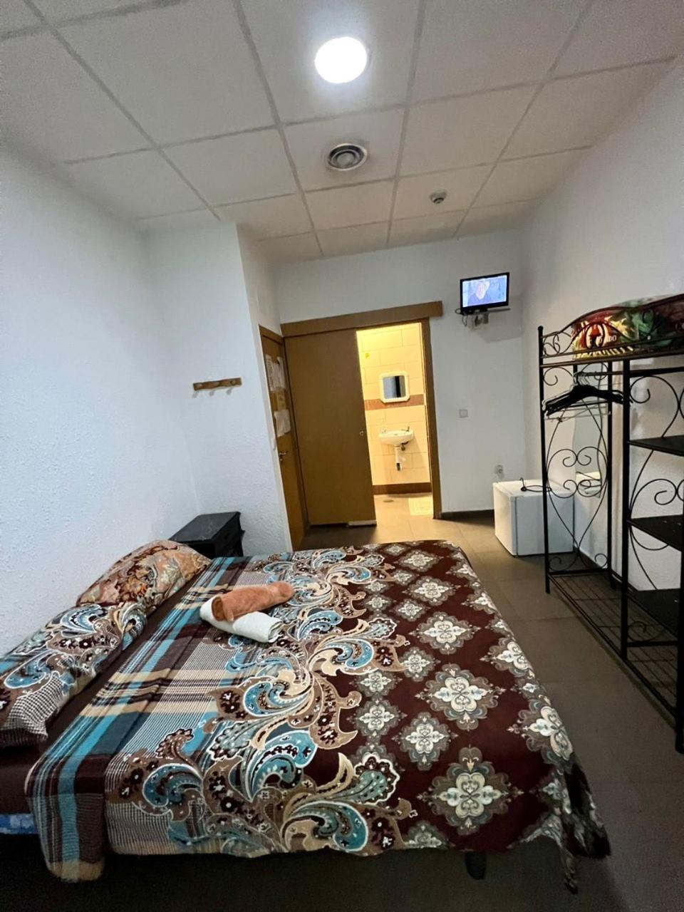 Hostal Milan Аликанте Экстерьер фото A room at a love hotel in Tokyo
