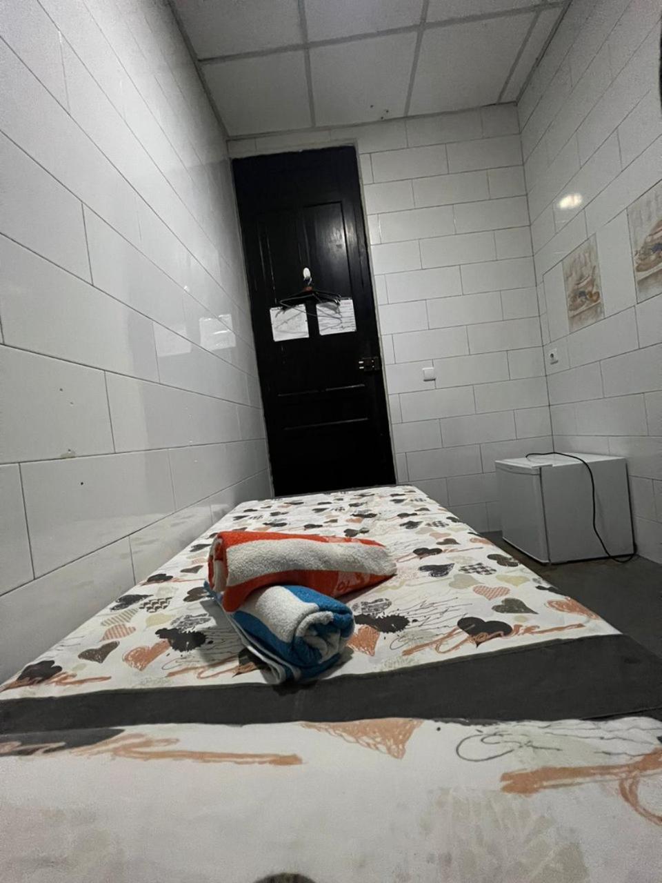 Hostal Milan Аликанте Экстерьер фото A cell in the prison