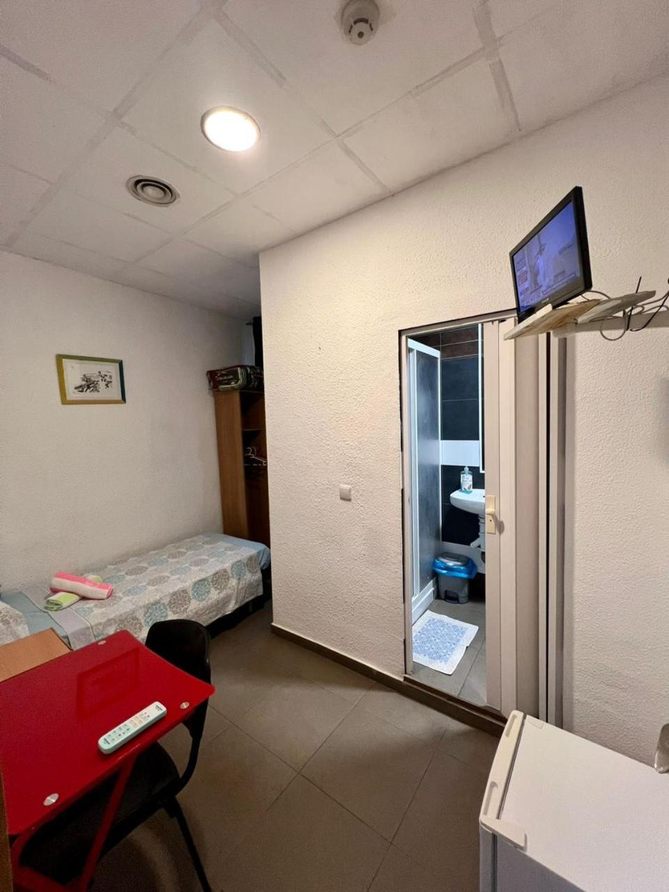 Hostal Milan Аликанте Экстерьер фото A room in a capsule hotel in Tokyo