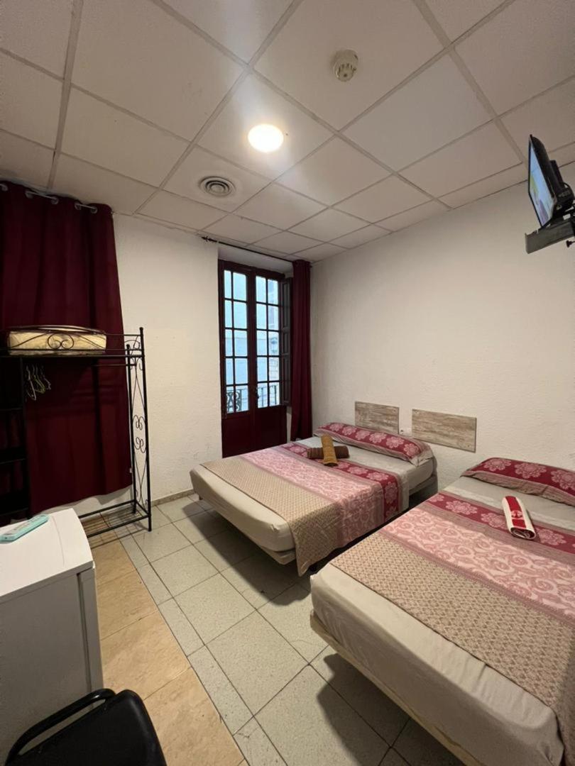 Hostal Milan Аликанте Экстерьер фото A room at the hotel
