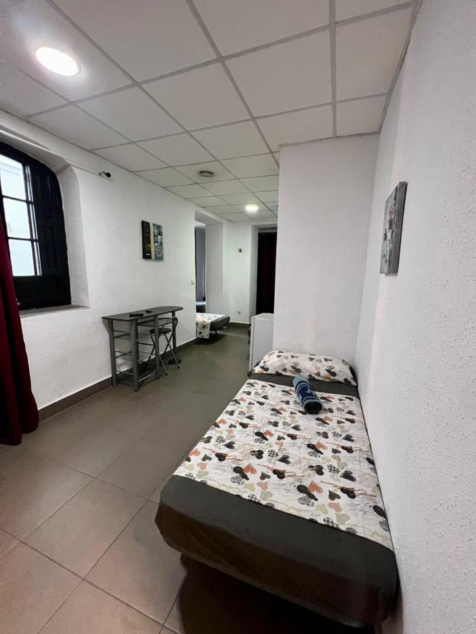 Hostal Milan Аликанте Экстерьер фото Hostel in Madrid, Spain