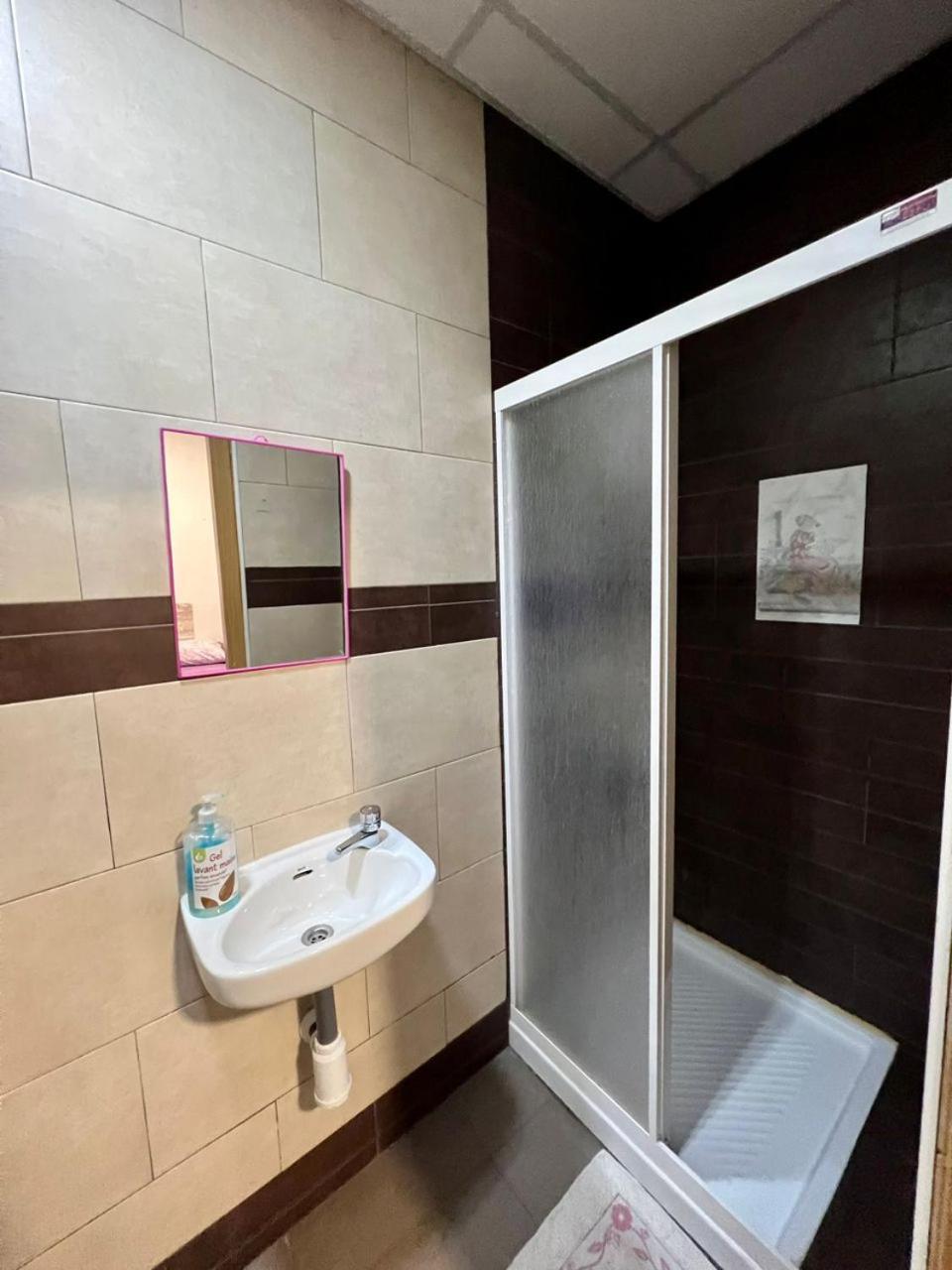Hostal Milan Аликанте Экстерьер фото A shower cubicle