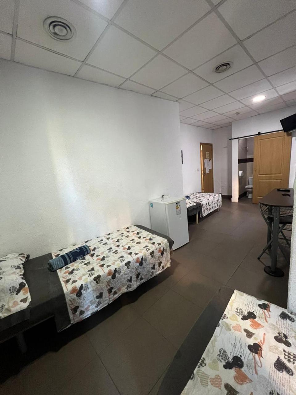Hostal Milan Аликанте Экстерьер фото A room at the shelter