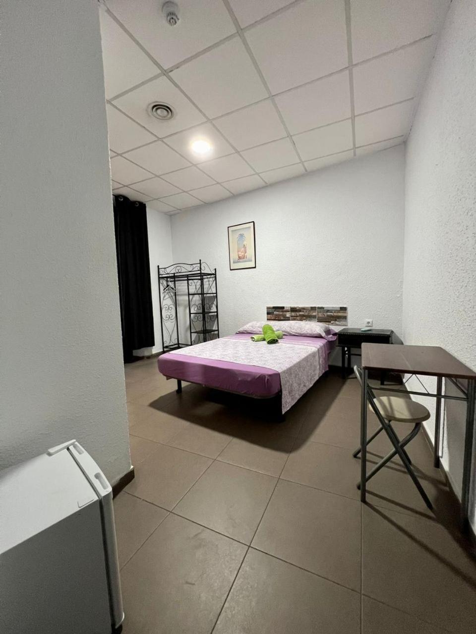 Hostal Milan Аликанте Экстерьер фото A room in a youth hostel