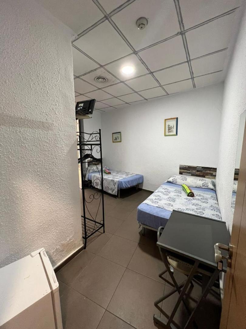 Hostal Milan Аликанте Экстерьер фото A room at a love hotel in Tokyo