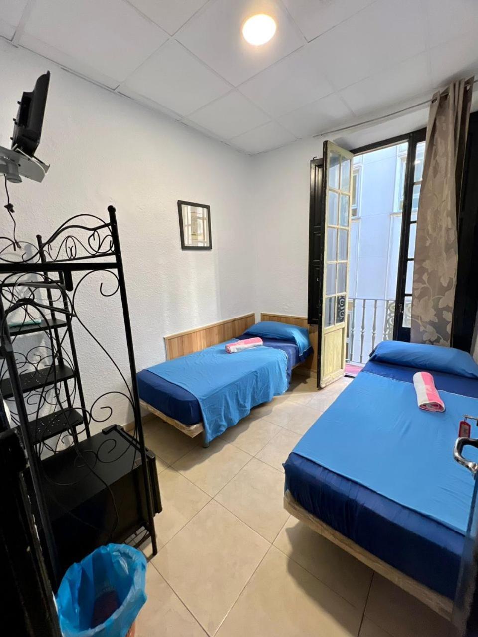 Hostal Milan Аликанте Экстерьер фото A typical room at the hostel