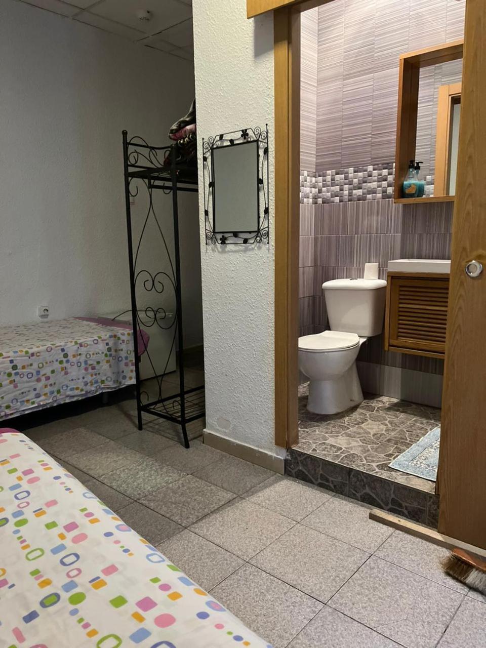 Hostal Milan Аликанте Экстерьер фото A bathroom in a hostel